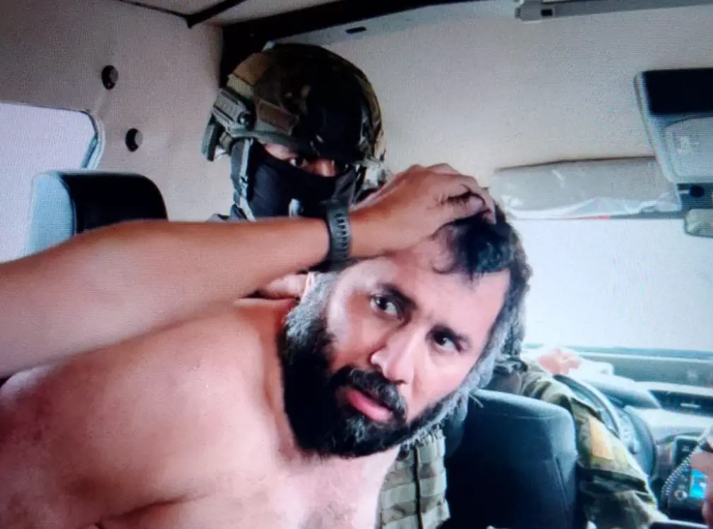 La foto de FITO en custodia de los militares. Un gran escuadrón de seguridad lo está trasladando.